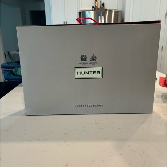 Size 8 hunter boots and a pair of black & a pair of white Hunter socks in Large - Picture 8 of 13